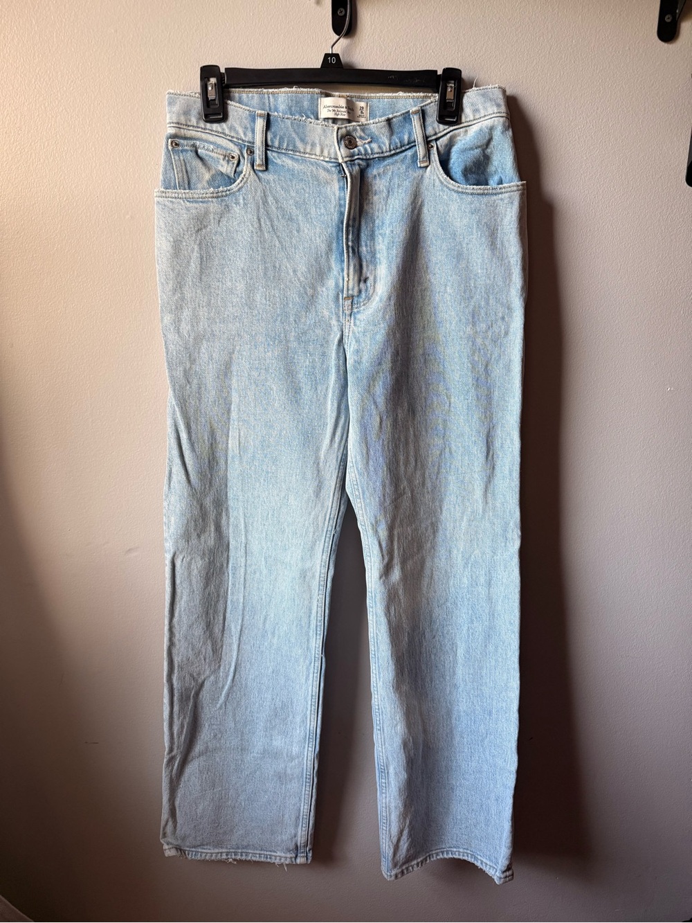 Abercrombie & Fitch The 90s Relaxed Jean High Rise - Light Wash - Women’s 29 / 8
